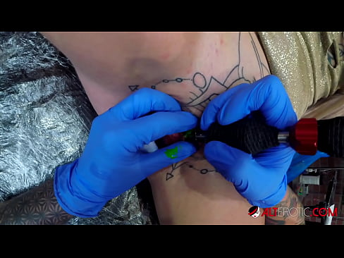 ❤️ Sully Savage mai tsananin jarfa ta yi tattoo a kan kwarin ta ❤️❌ Ingantacciyar iskanci